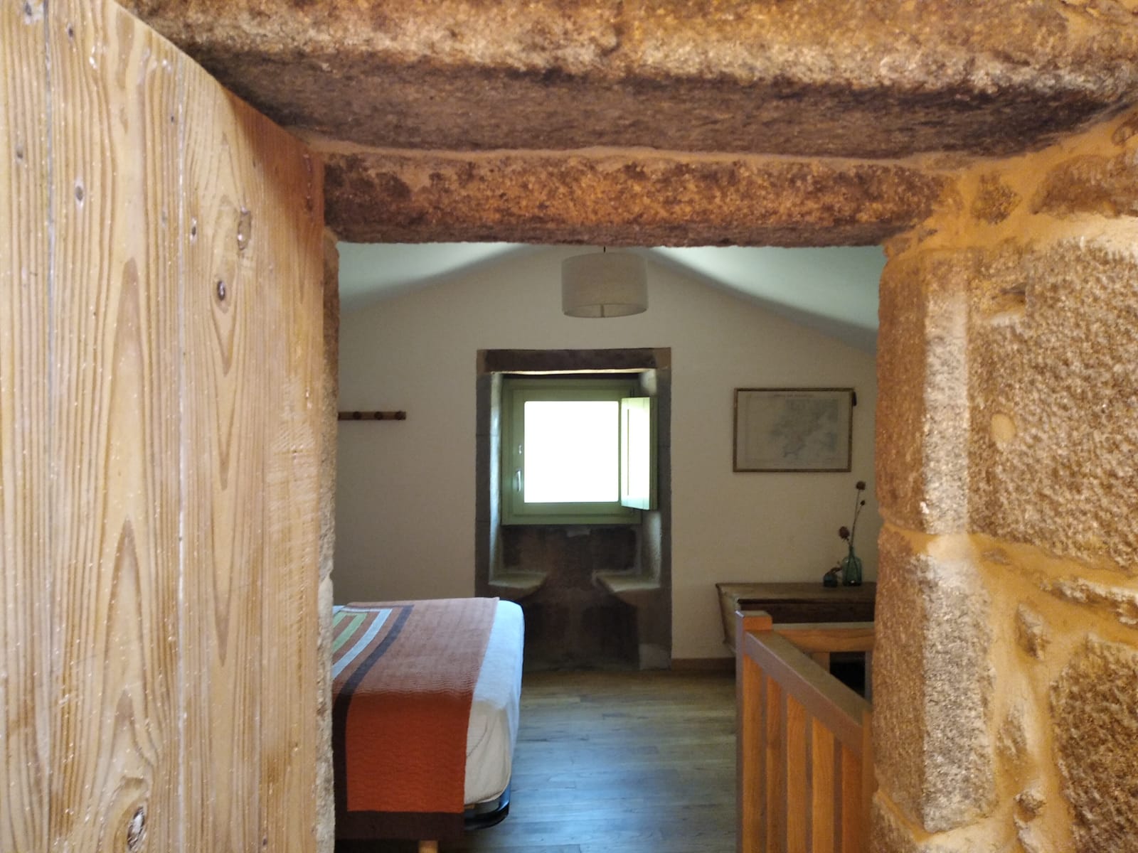 dormitorio con vista de la ventana y el faladoiro