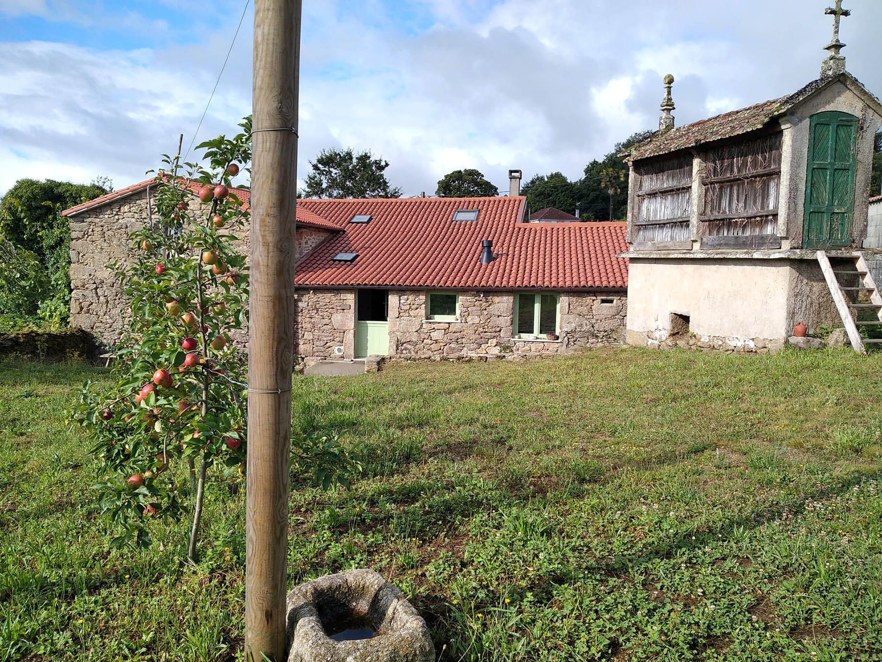 finca con manzanos y hórreo