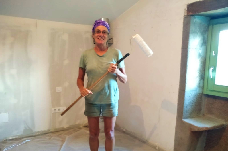 amiga pintando habitación