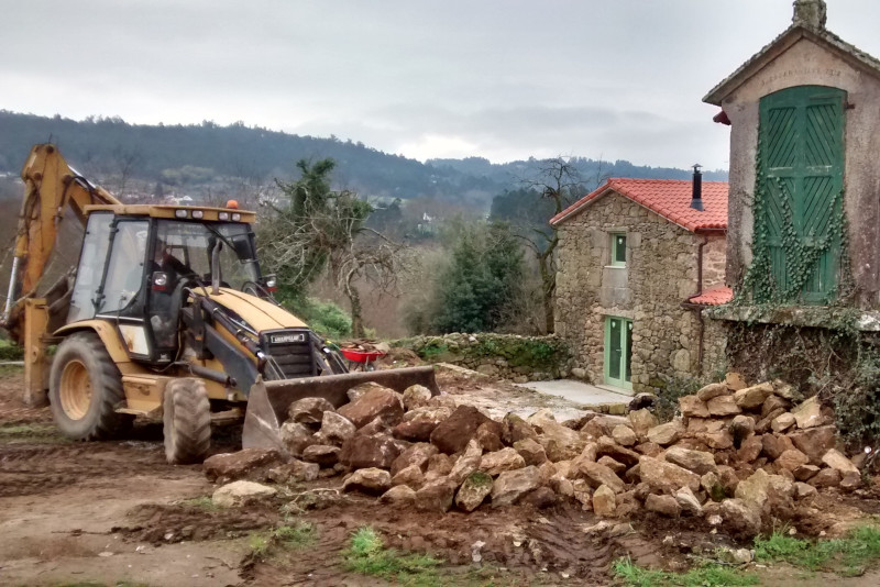 tractor moviendo piedras