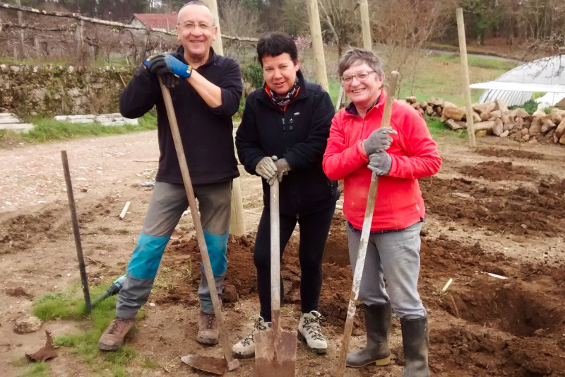 amigos sachando en la finca