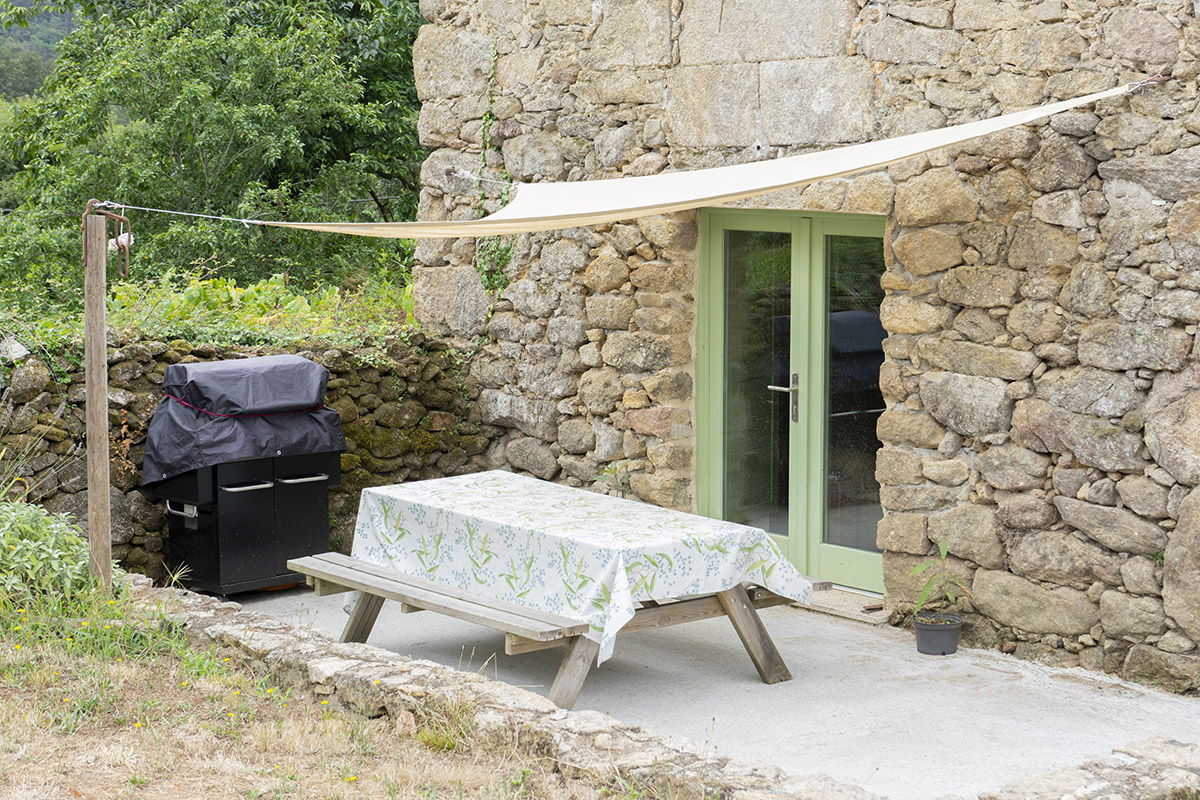 mesa con barbacoa en la terraza